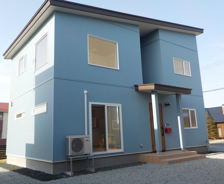 水色の外壁が目を引くおしゃれな住まい